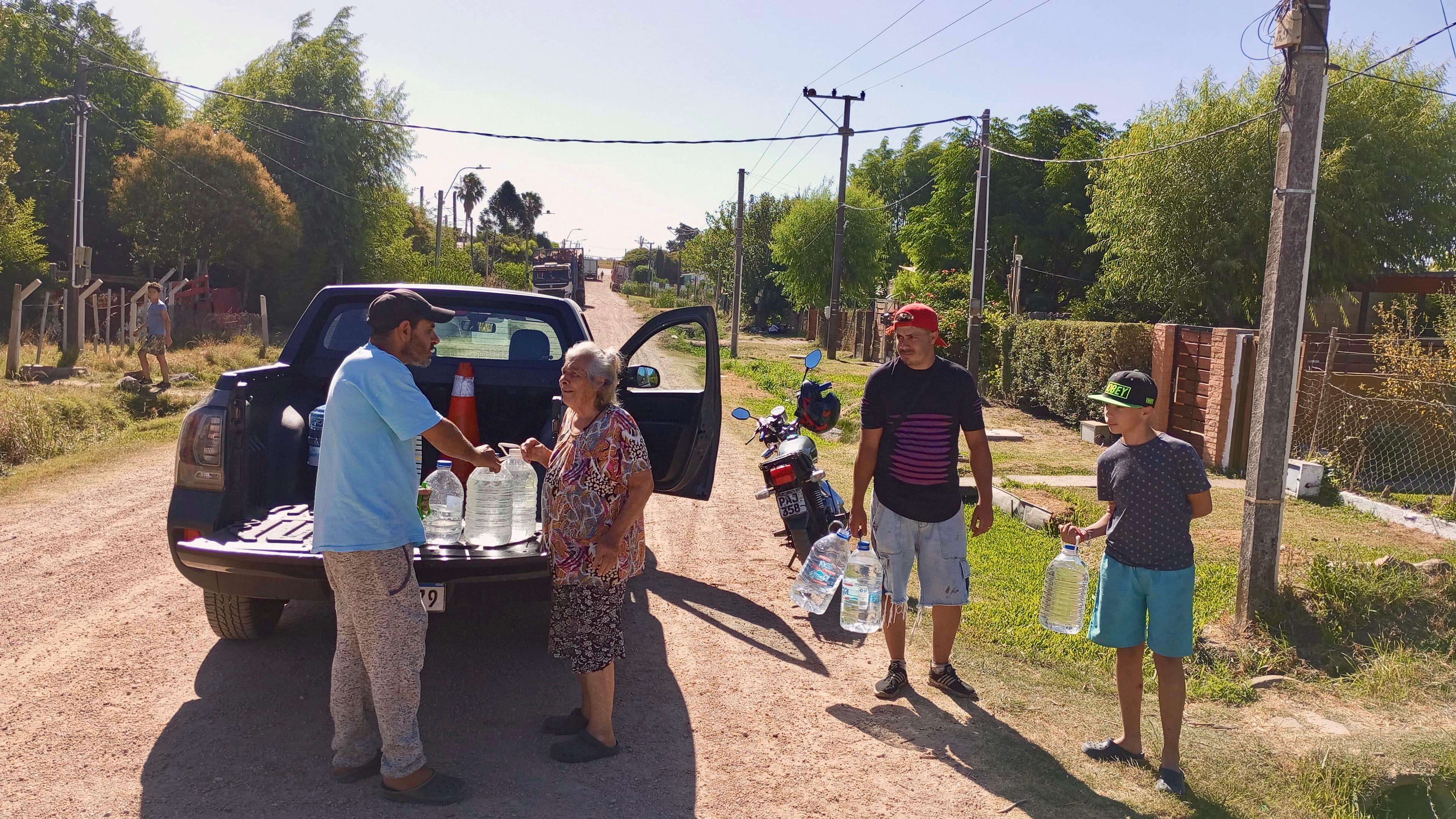 ASISTENCIA DE AGUA A VECINOS AFECTADOS POR OBRAS DE OSE.