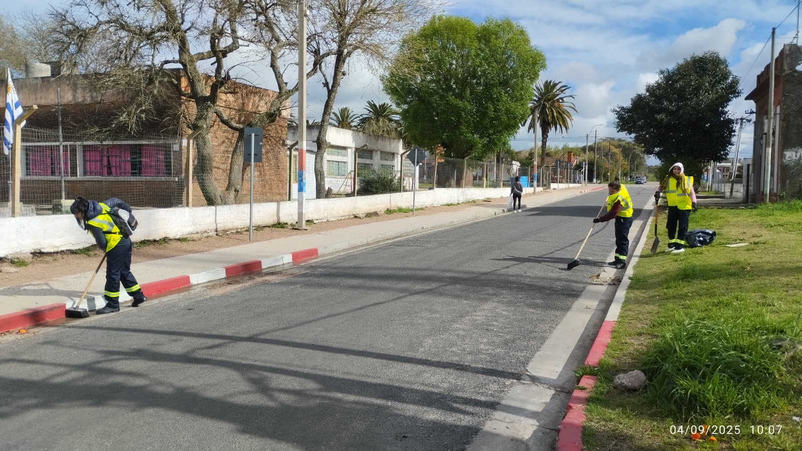 Beneficiarios del Programa “Uruguay Impulsa” en acción en nuestro Municipio.