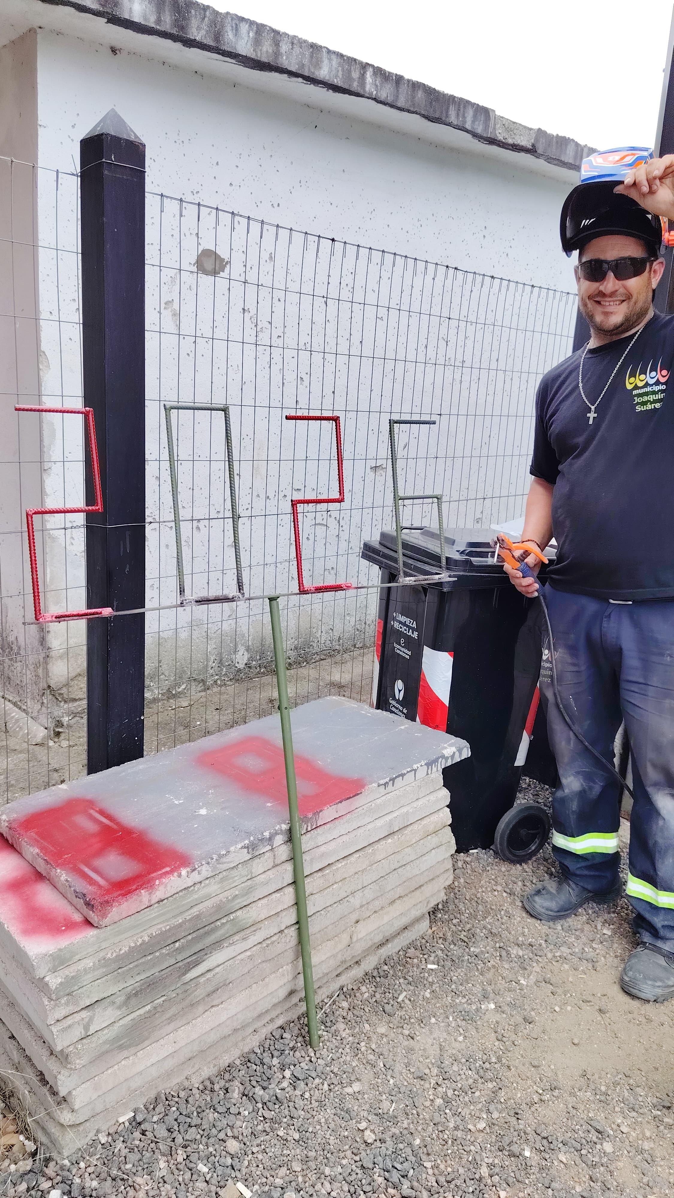 Nuevo arbolito de Navidad en la Plaza Diego Pons.