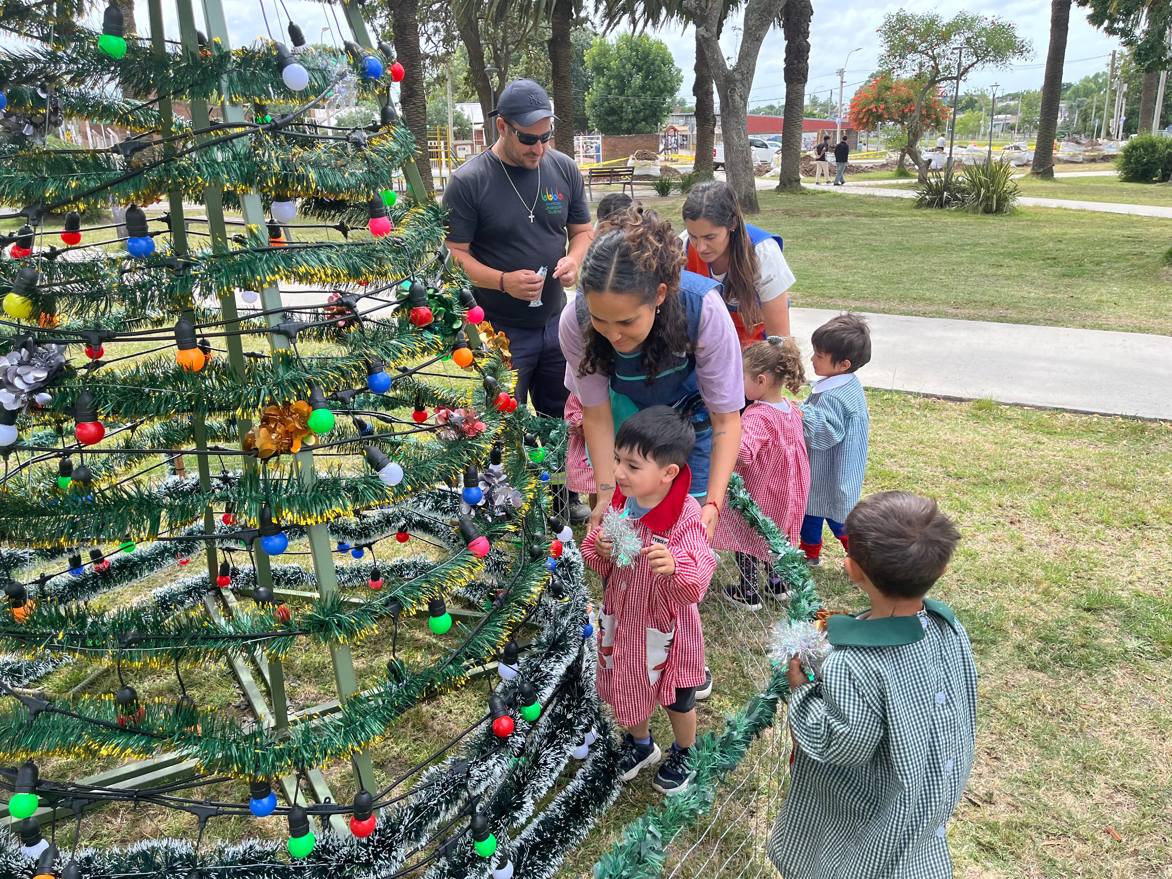 Nuevo arbolito de Navidad en la Plaza Diego Pons.
