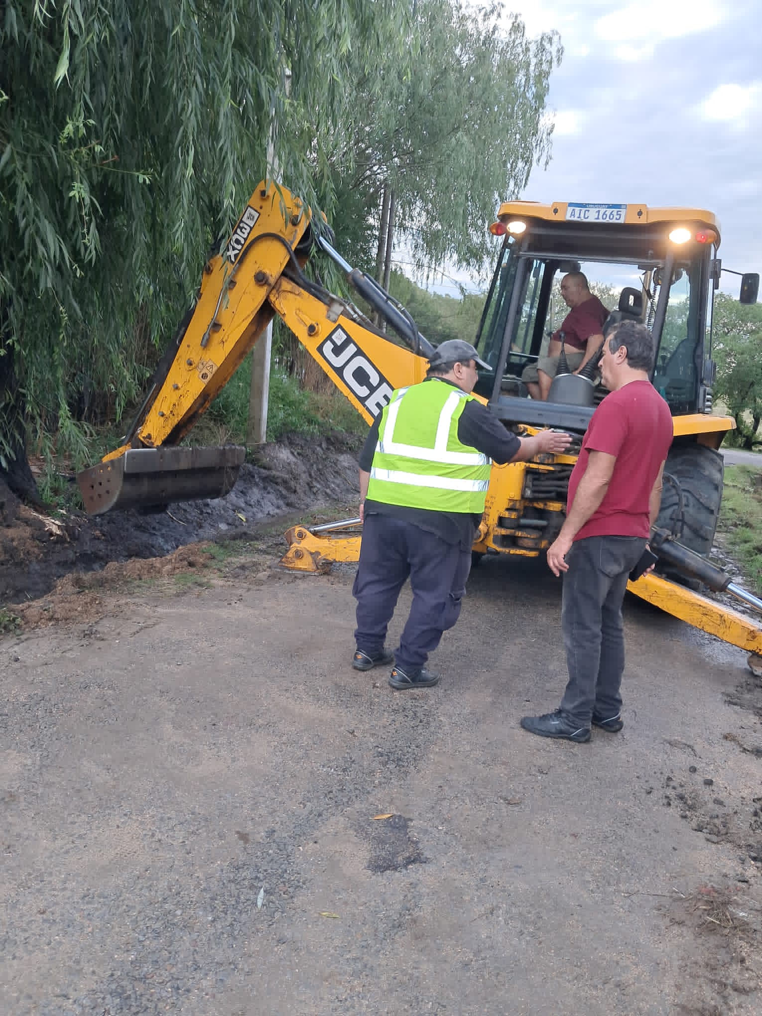Alcalde de Joaquín Suárez y Capataz de Obras trabajando en conjunto con retroexcavadora.