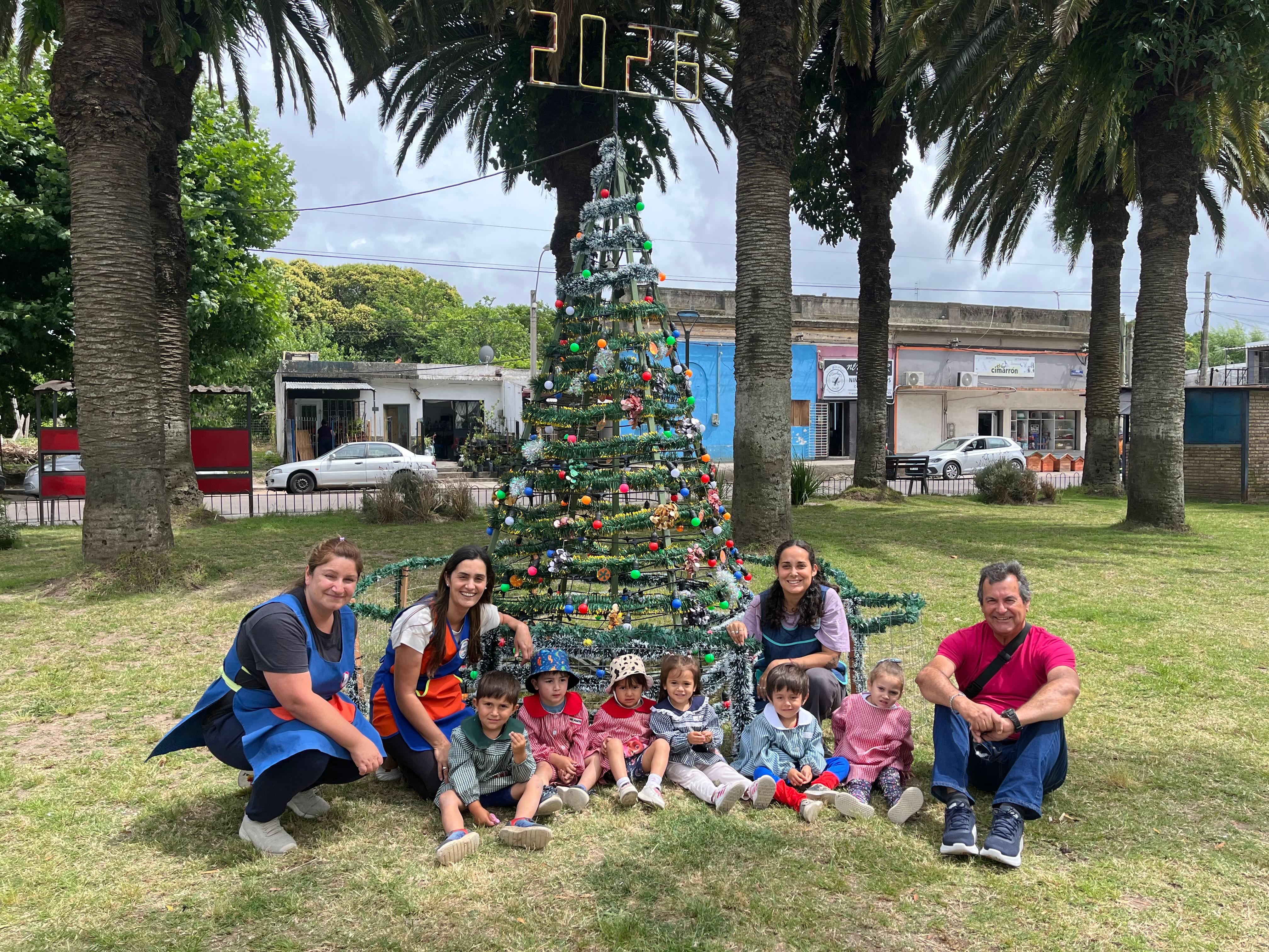 Nuevo arbolito de Navidad en la Plaza Diego Pons.