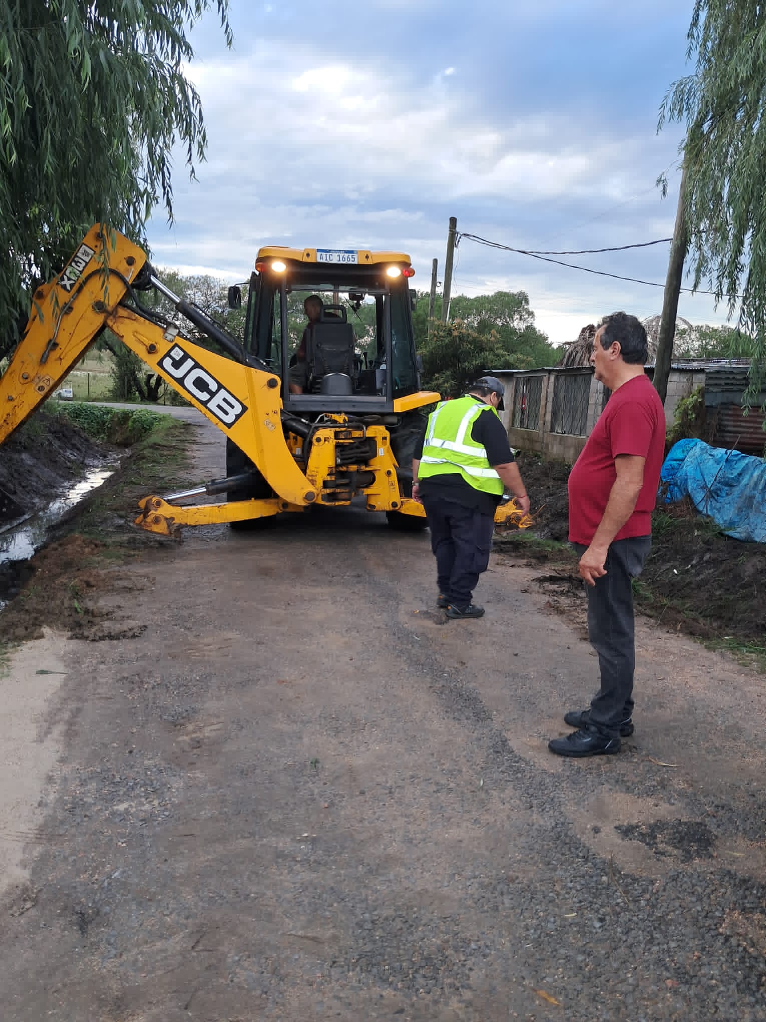 Alcalde de Joaquín Suárez y Capataz de Obras trabajando en conjunto con retroexcavadora.