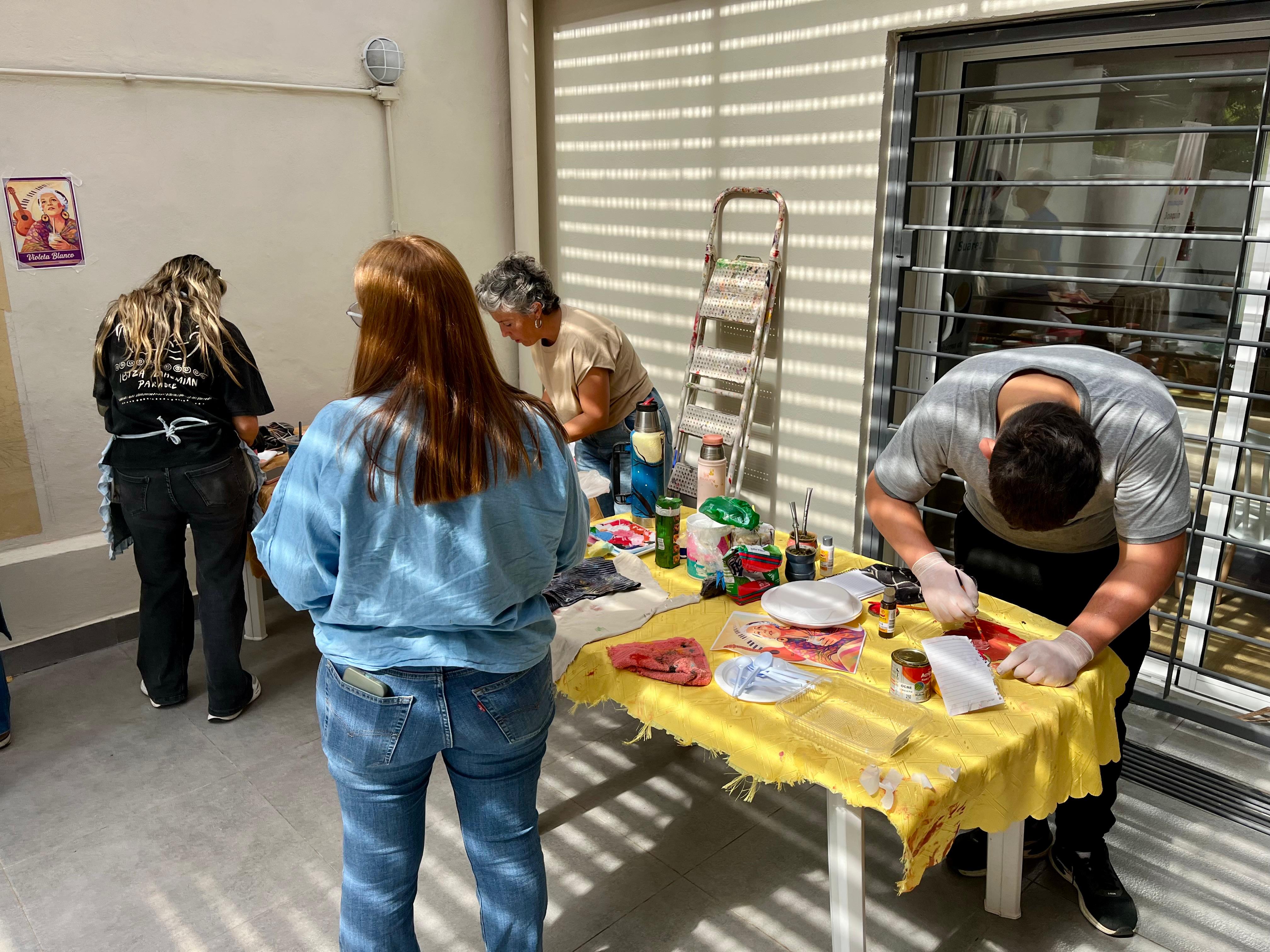 REALIZACIÓN DEL MURAL HOMENAJE A VIOLETA BLANCO.