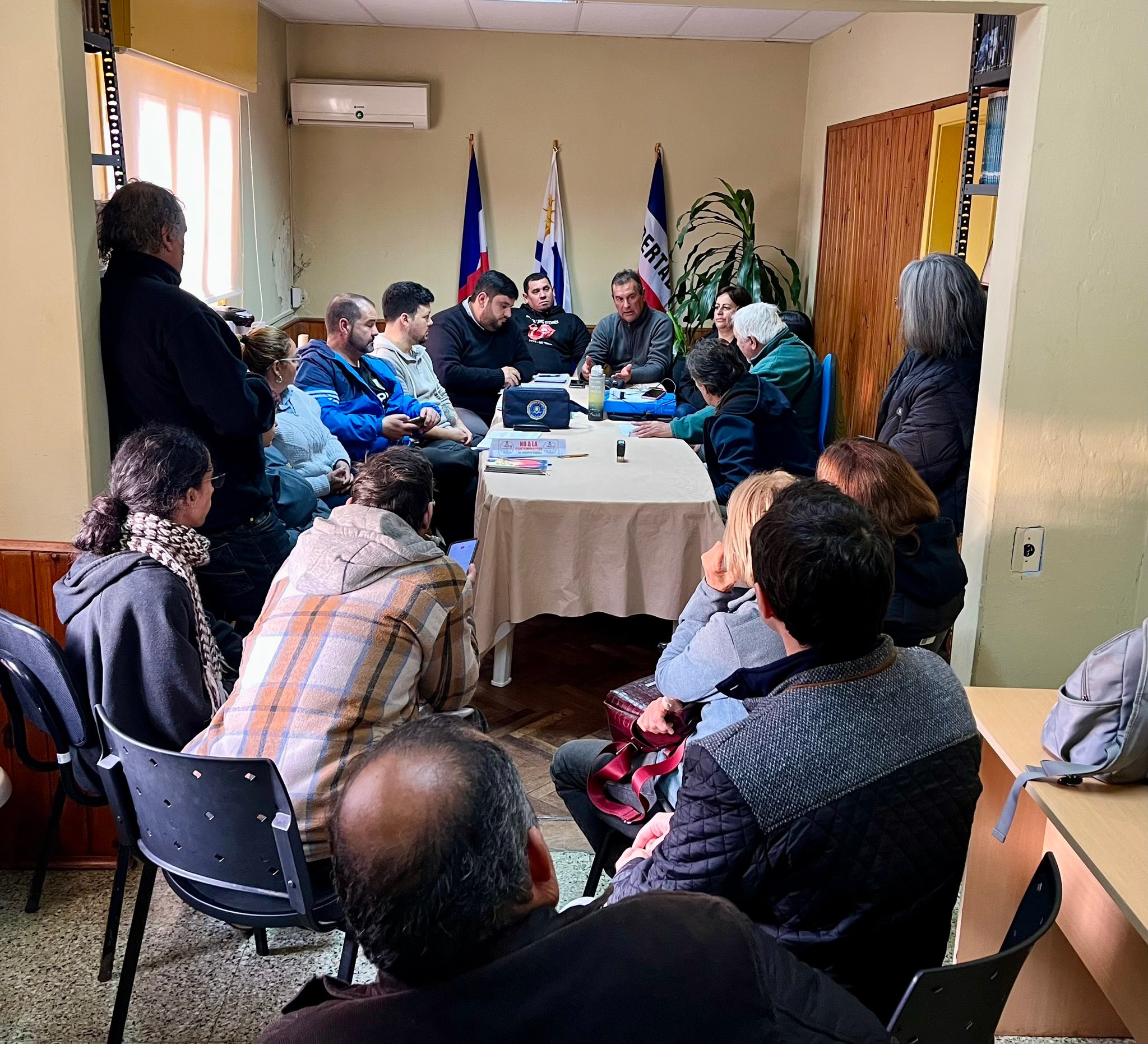 REUNIÓN CON VECINOS TRANSMITIENDO LA INFORMACIÓN OFICIAL RECIBIDA SOBRE LA POSIBLE INSTALACIÓN DE LA FABRICA DESPRO. S.A