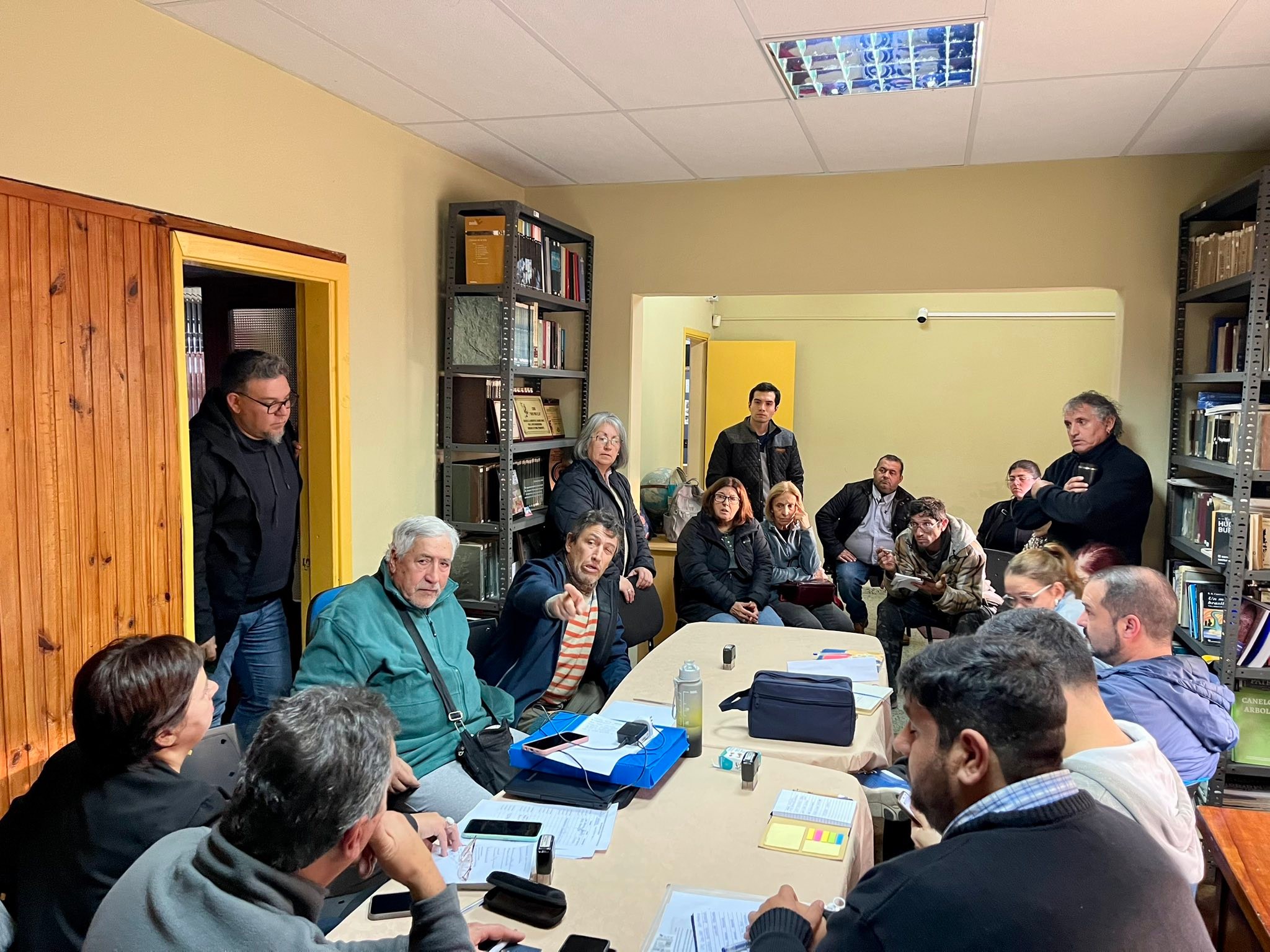 REUNIÓN CON VECINOS TRANSMITIENDO LA INFORMACIÓN OFICIAL RECIBIDA SOBRE LA POSIBLE INSTALACIÓN DE LA FABRICA DESPRO. S.A