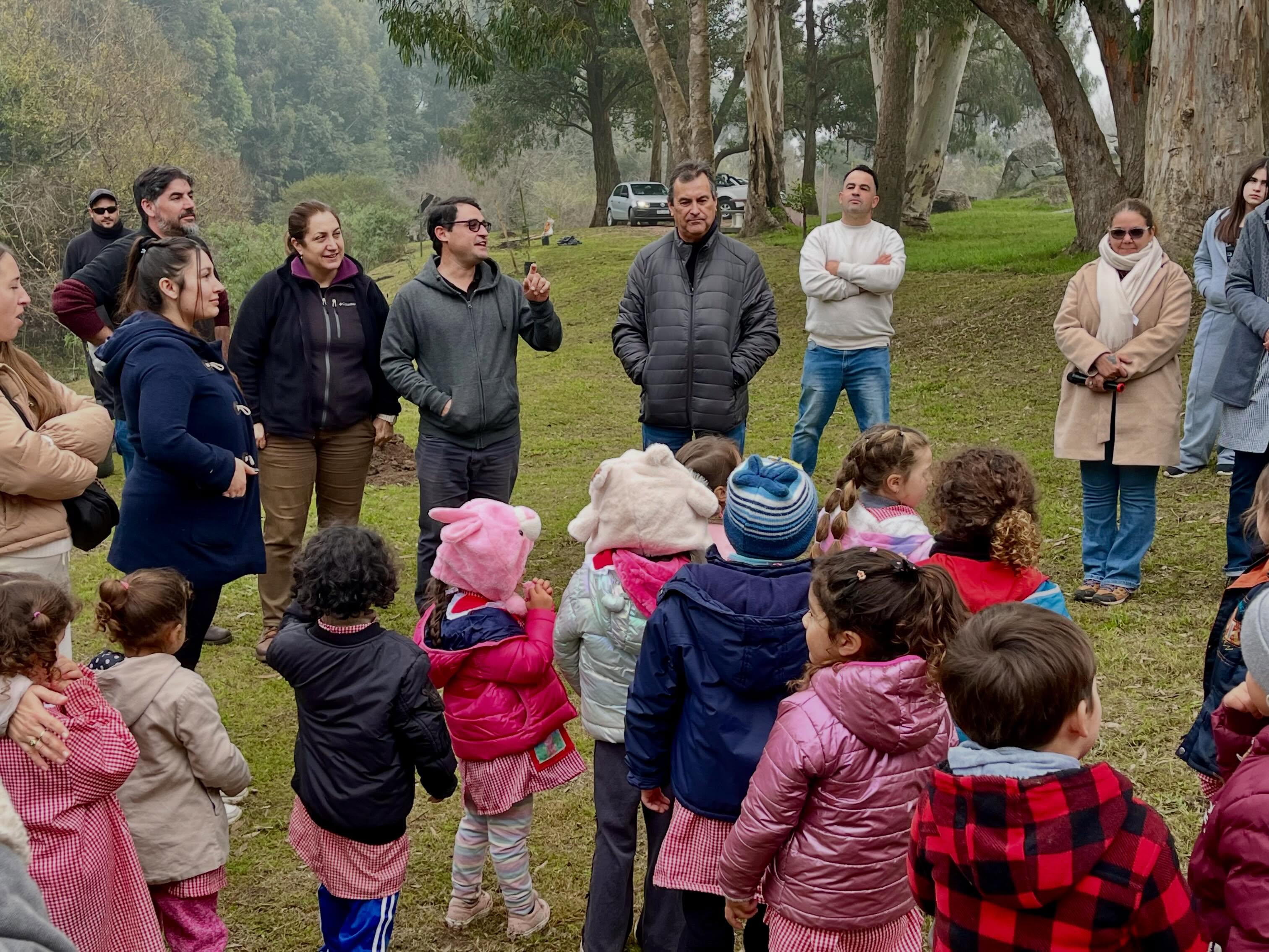 Plantación de árboles nativos en el Parque Meireles “Programa Raíces”.