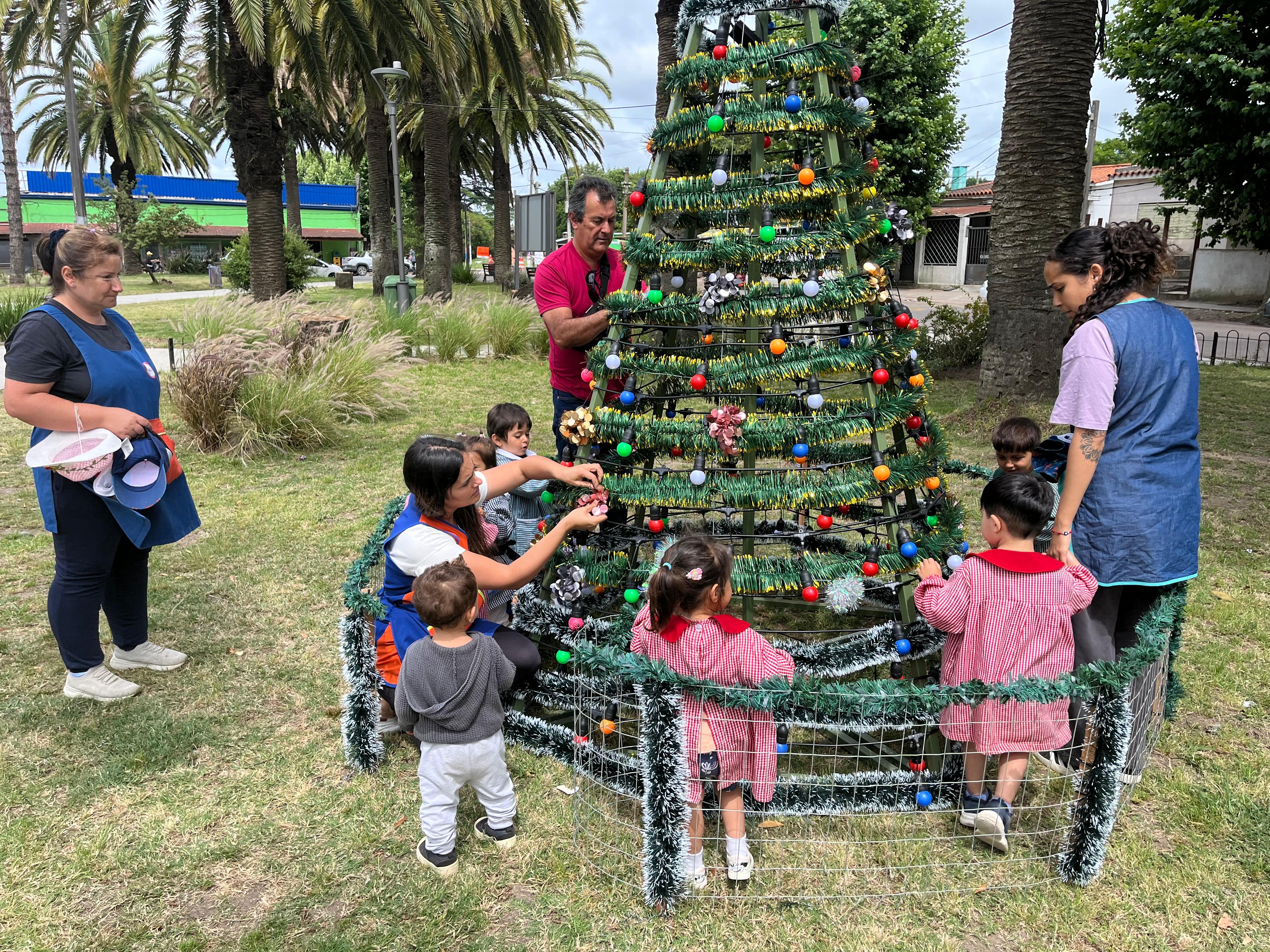 Nuevo arbolito de Navidad en la Plaza Diego Pons.