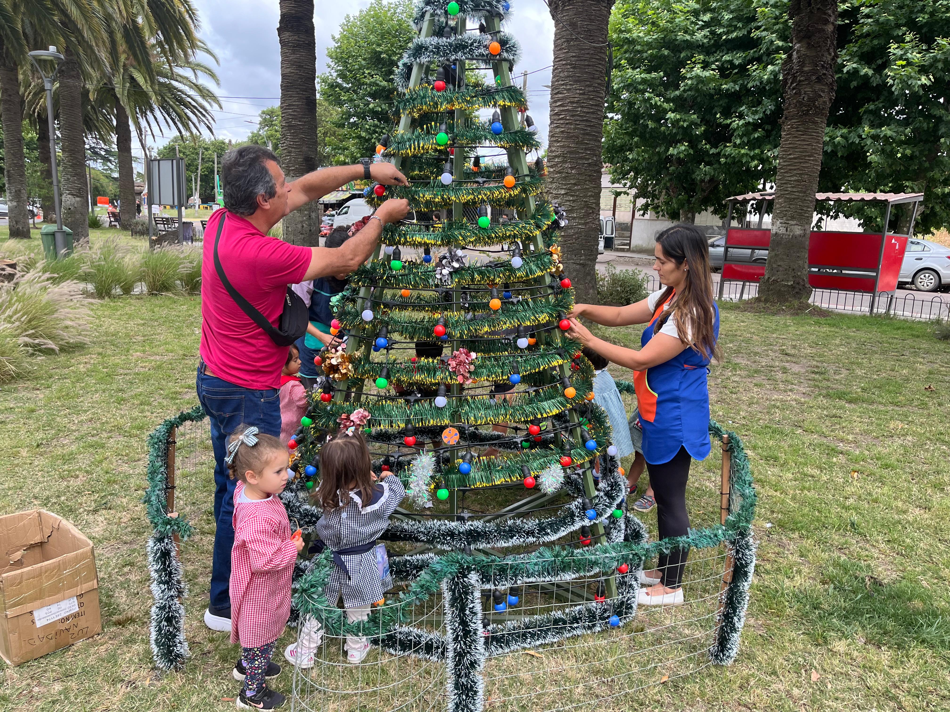 Nuevo arbolito de Navidad en la Plaza Diego Pons.