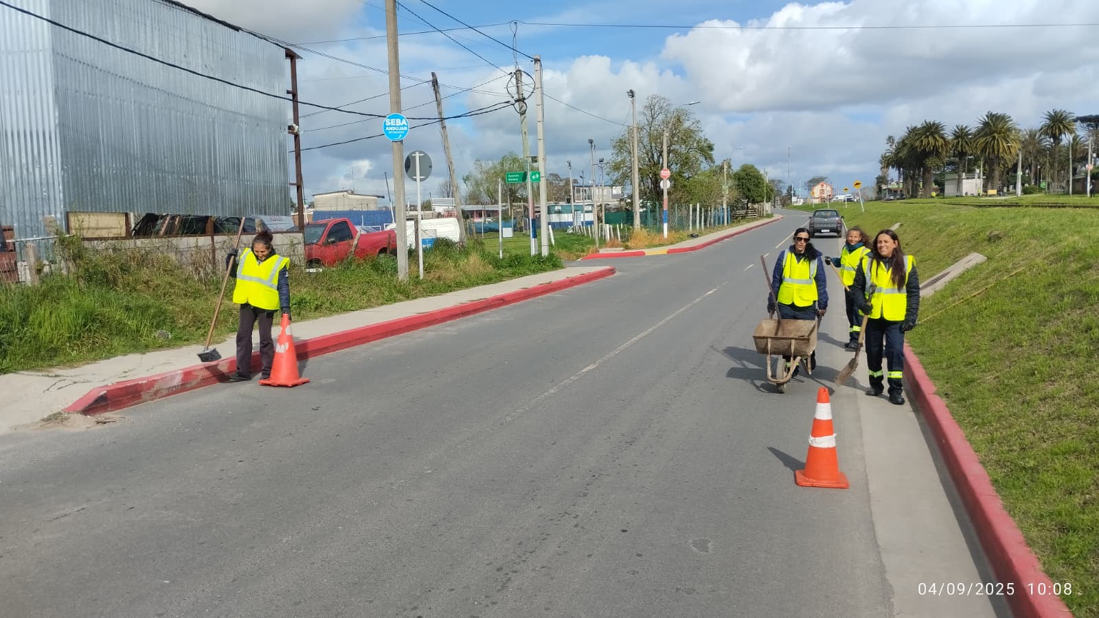 Beneficiarios del Programa “Uruguay Impulsa” en acción en nuestro Municipio.