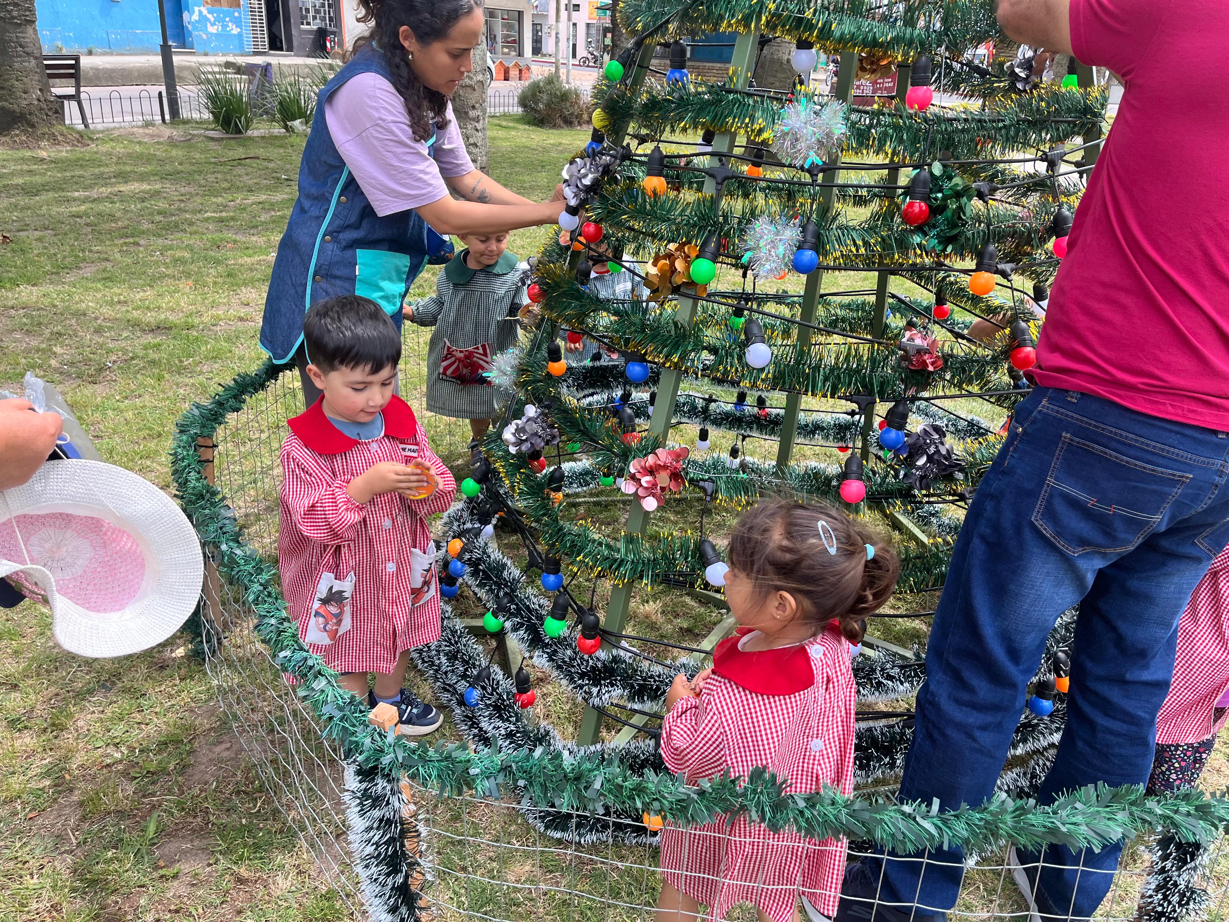 Nuevo arbolito de Navidad en la Plaza Diego Pons.