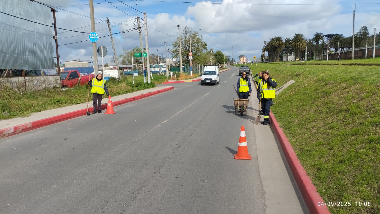 Beneficiarios del Programa “Uruguay Impulsa” en acción en nuestro Municipio.