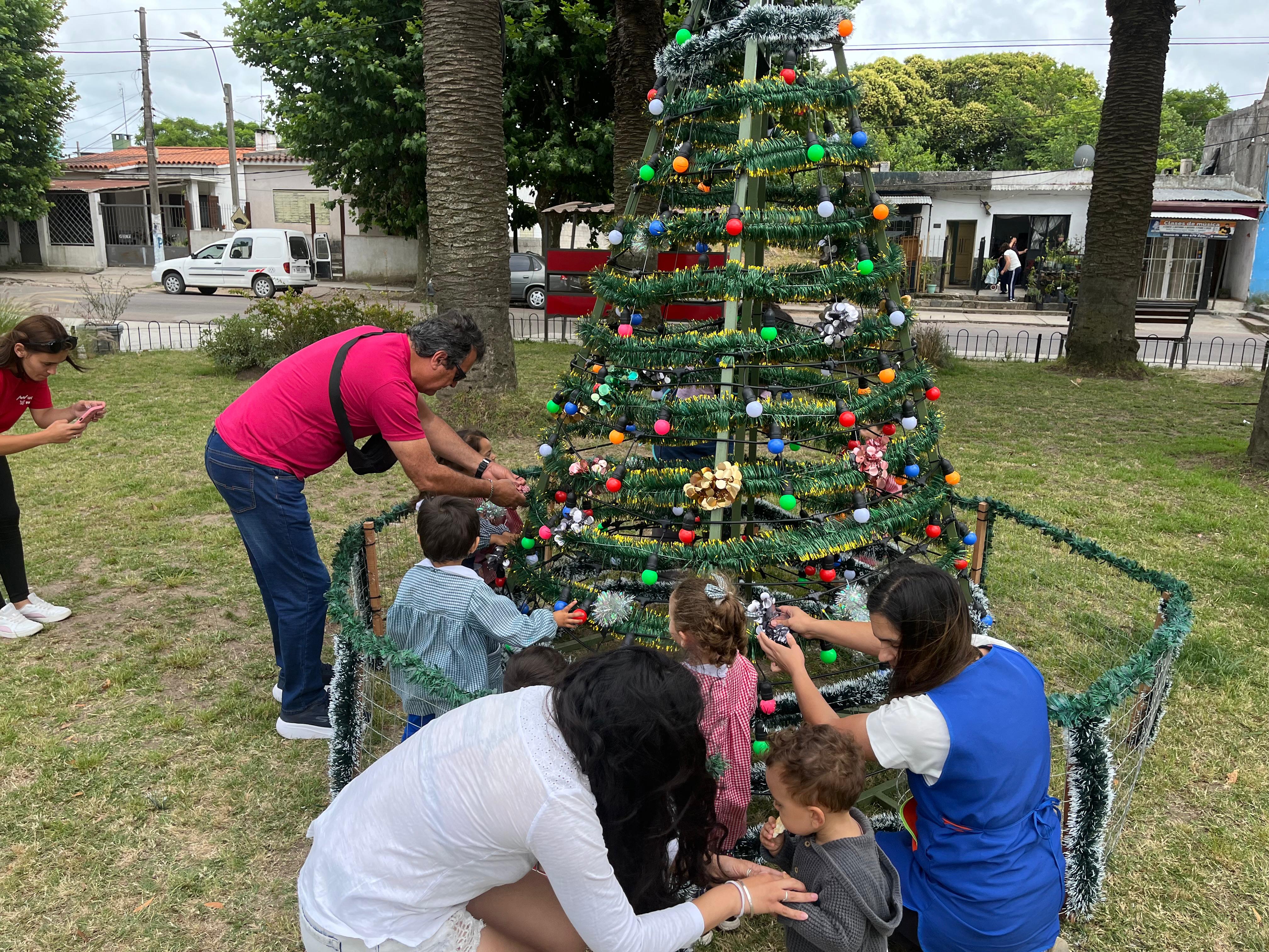 Nuevo arbolito de Navidad en la Plaza Diego Pons.