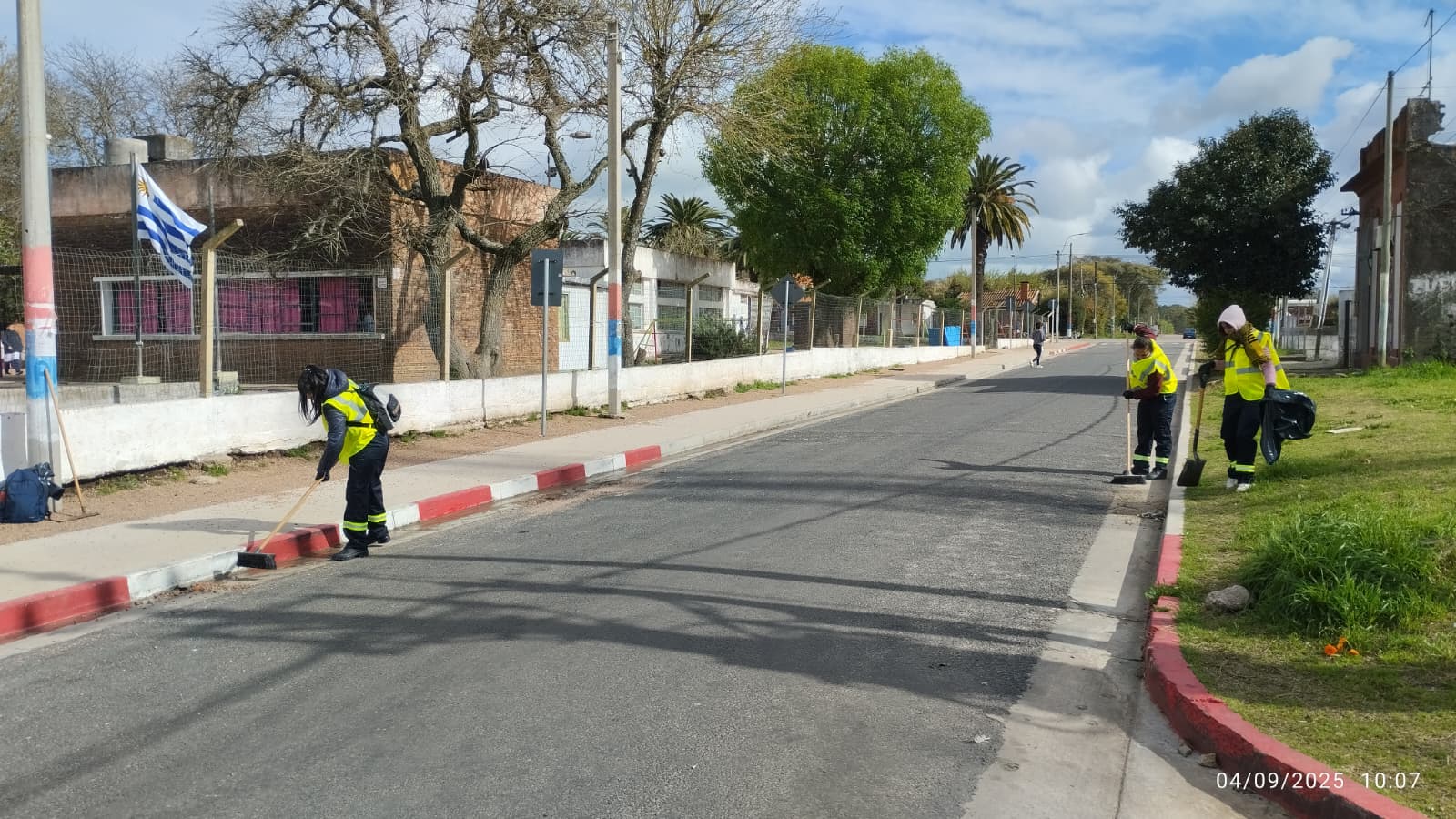 Beneficiarios del Programa “Uruguay Impulsa” en acción en nuestro Municipio.