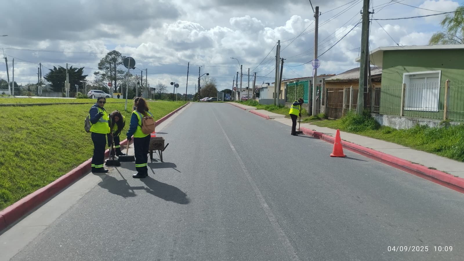 Beneficiarios del Programa “Uruguay Impulsa” en acción en nuestro Municipio.