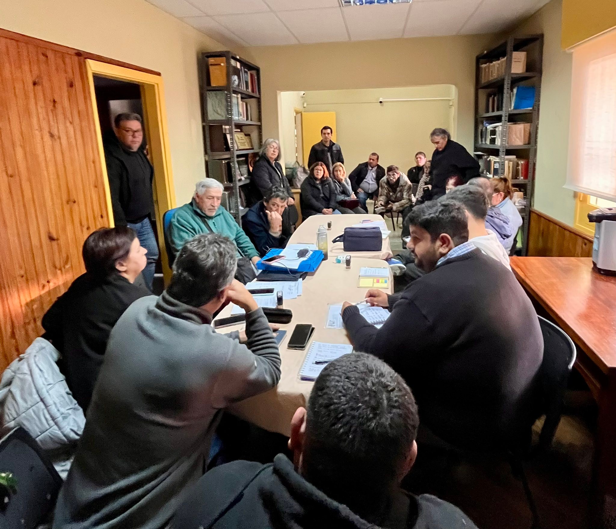 REUNIÓN CON VECINOS TRANSMITIENDO LA INFORMACIÓN OFICIAL RECIBIDA SOBRE LA POSIBLE INSTALACIÓN DE LA FABRICA DESPRO. S.A REUNIÓN CON VECINOS TRANSMITIENDO LA INFORMACIÓN OFICIAL RECIBIDA SOBRE LA POSIBLE INSTALACIÓN DE LA FABRICA DESPRO. S.A