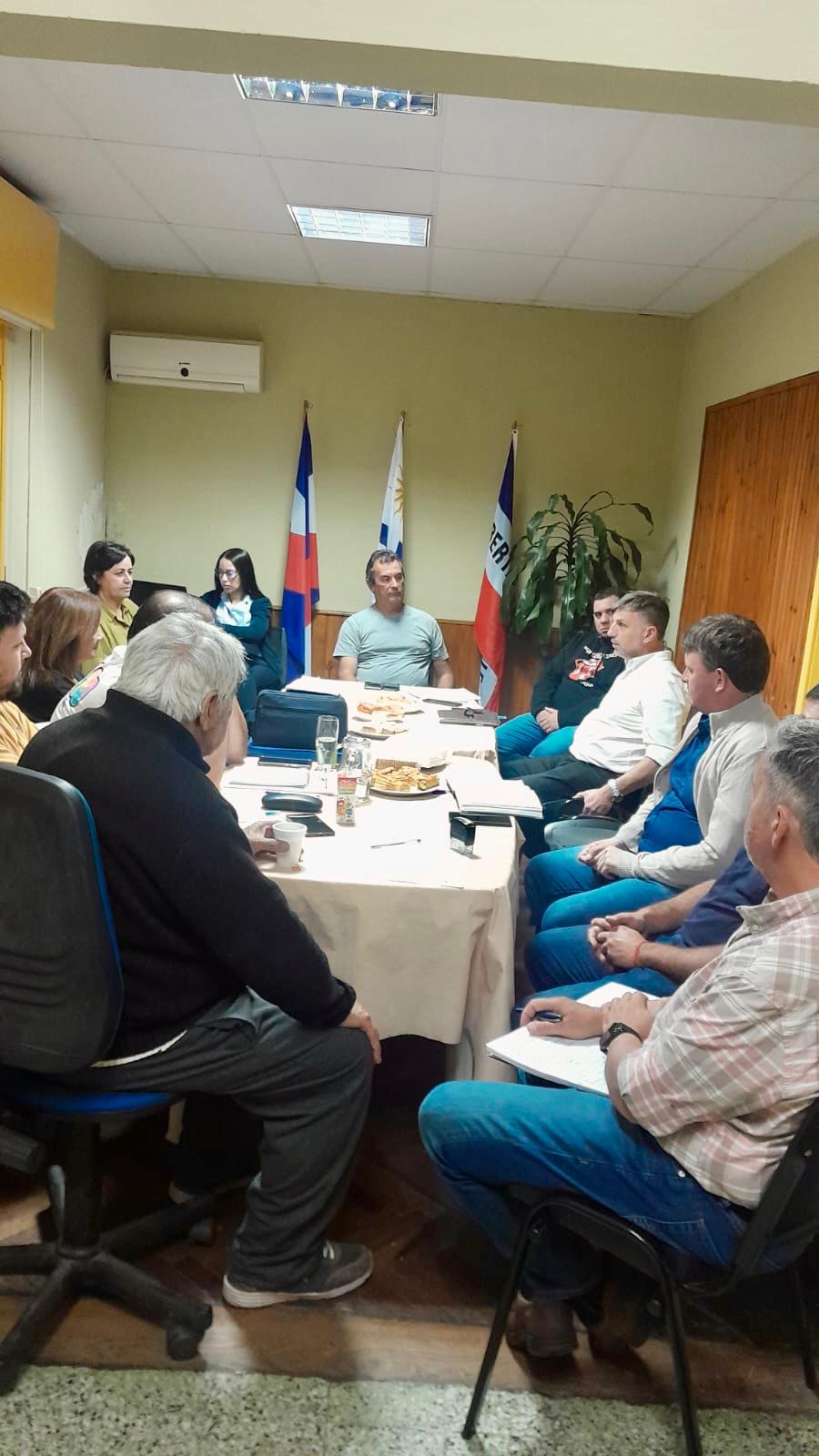 VISITA DE LA DIRECCIÓN DE DESCENTRALIZACIÓN Y PARTICIPACIÓN AL CONCEJO MUNICIPAL DE SUÁREZ.